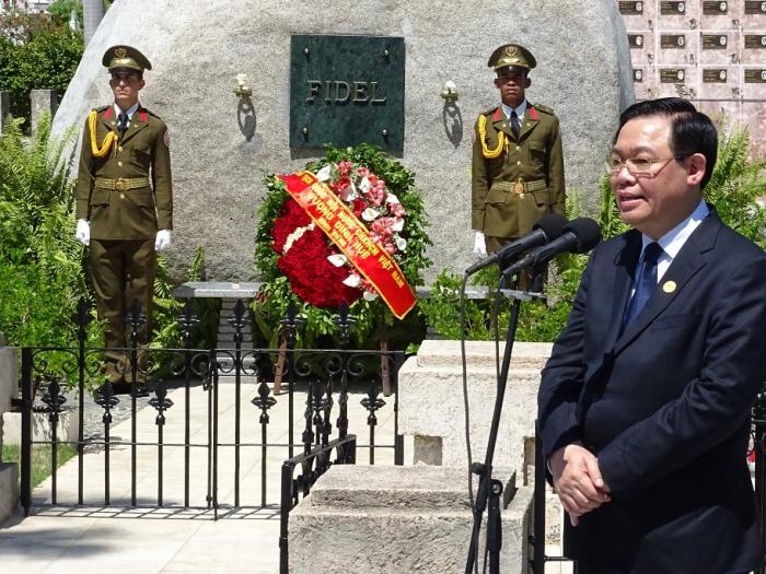 Rinde honor a Fidel el Presidente de la Asamblea Nacional de Vietnam