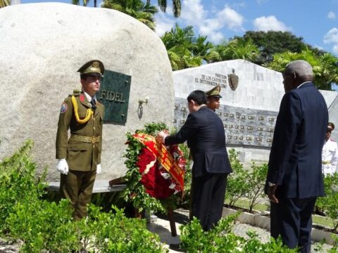 Rinde honor a Fidel el Presidente de la Asamblea Nacional de Vietnam