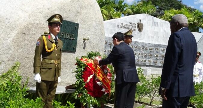 Rinde honor a Fidel el Presidente de la Asamblea Nacional de Vietnam