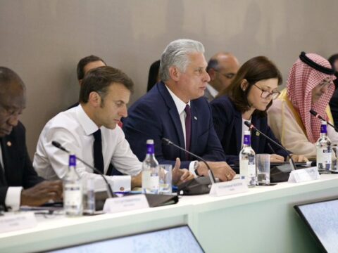 Presidente cubano aboga en París por un nuevo y más justo orden internacional