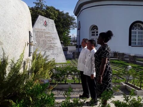 Delegación de Vietnam rinde homenaje en Santiago de Cuba a los mártires de la nación