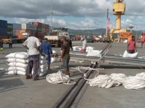 Descargan barco de arroz para canasta básica en Santiago de Cuba. Foto: Luis Alberto Portuondo