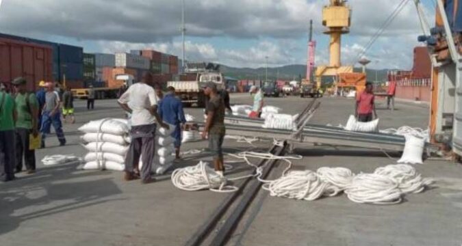 Descargan barco de arroz para canasta básica en Santiago de Cuba. Foto: Luis Alberto Portuondo