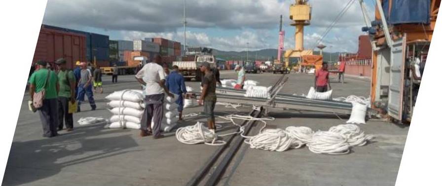 Descargan barco de arroz para canasta básica en Santiago de Cuba. Foto: Luis Alberto Portuondo