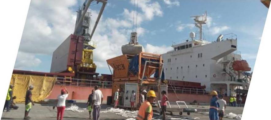 Descargan barco de arroz para canasta básica en Santiago de Cuba. Foto: Luis Alberto Portuondo