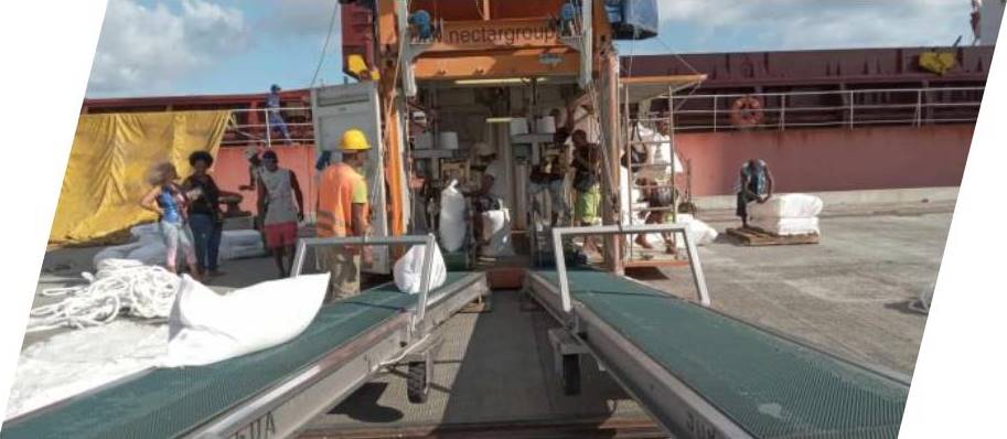 Descargan barco de arroz para canasta básica en Santiago de Cuba. Foto: Luis Alberto Portuondo