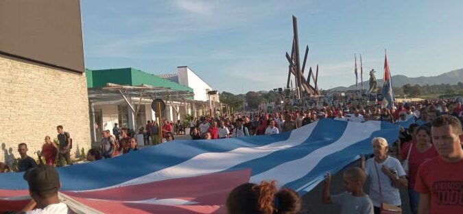 Más de 100 000 santiagueros peregrinaron, en cuadro apretado, para rendir homenaje al Comandante en Jefe de la Revolución Cubana, Fidel Castro Ruz