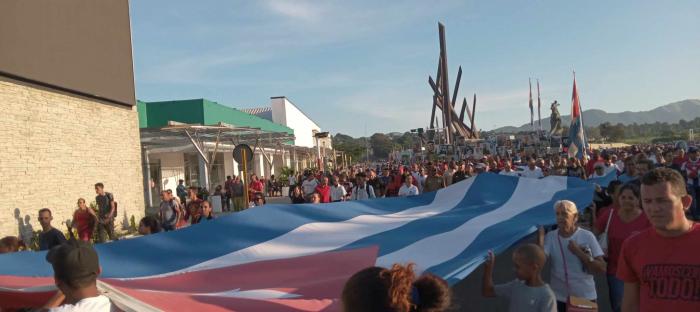 Más de 100 000 santiagueros peregrinaron, en cuadro apretado, para rendir homenaje al Comandante en Jefe de la Revolución Cubana, Fidel Castro Ruz