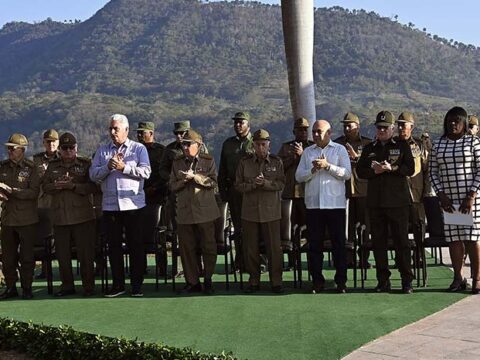 Raúl y Díaz-Canel a ceremonia en el mausoleo del III Frente Oriental