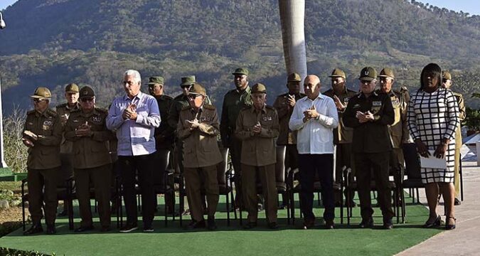 Raúl y Díaz-Canel a ceremonia en el mausoleo del III Frente Oriental