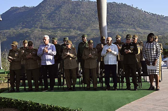 Raúl y Díaz-Canel a ceremonia en el mausoleo del III Frente Oriental