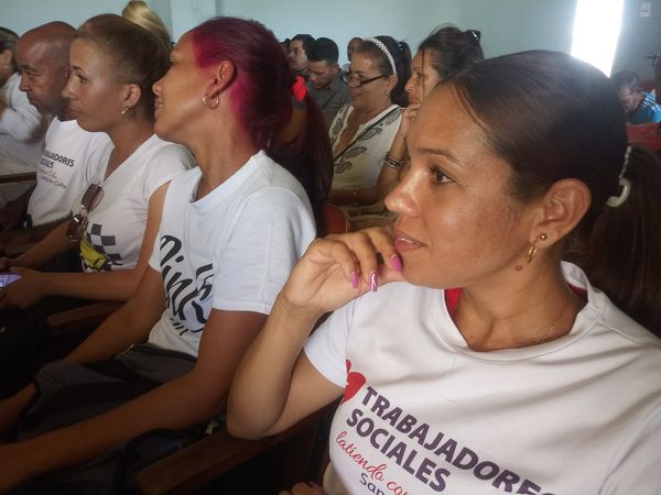 Trabajadores sociales, médicos del alma en las comunidades de Santiago de Cuba