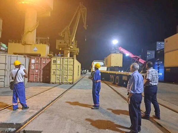 Descarga de donativo de arroz en el Puerto Guillermón Moncada