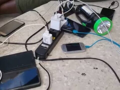 Solidario en el servicio eléctrico con la recarga de móviles u otros equipos