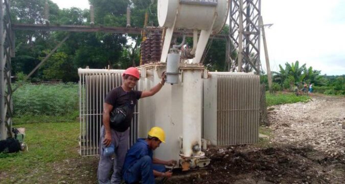 El robo del aceite del transformador anterior obligó al montaje e instalación de otro transformador potente, para proveer energía a varias comunidades.