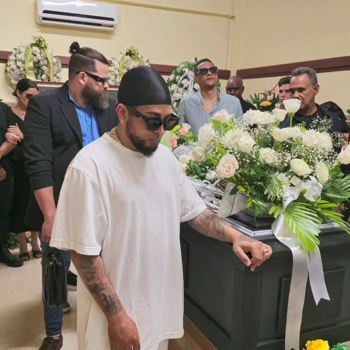 Guardia de Honor y Ofrendas florales a Paulito FG en la funeraria de Calzada y K, en La Habana