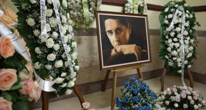 Ofrendas florales a Paulito FG en la funeraria de Calzada y K, en La Habana