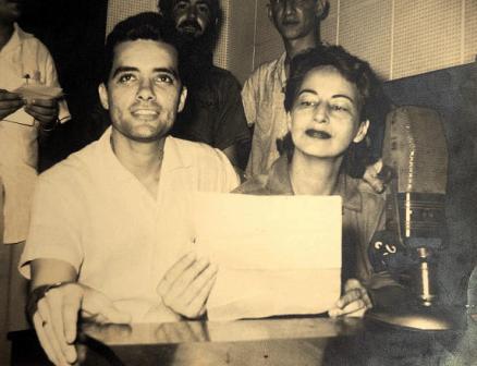 Noel Pérez Batista junto a Violeta Casals en los estudios de la CMKC.Foto archivo.