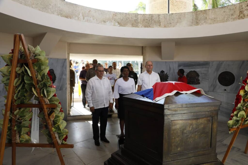 A Martí, sol moral de Cuba.