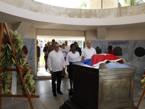 A Martí, sol moral de Cuba.