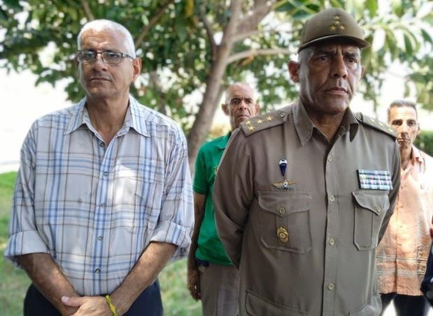 De izquierda a derecha, Gerardo Houdayer, presidente provincial UNEAC, primer coronel, Luis Prieto Lazo, Jefe Región Militar Santiago.
