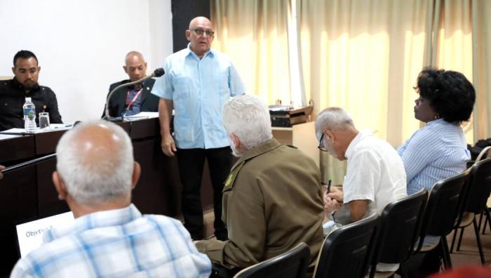 Debate en Comisión de la Asamblea Nacional del Poder Popular sobre estrategias efectivas para solucionar el programa de la vivienda