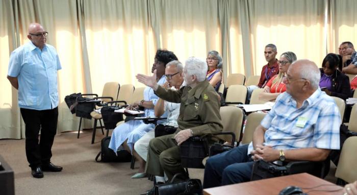 Debate en Comisión de la Asamblea Nacional del Poder Popular sobre estrategias efectivas para solucionar el programa de la vivienda