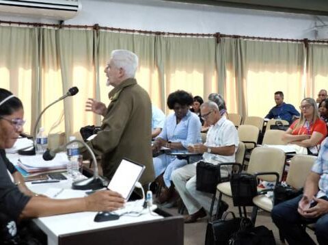 Debate en Comisión de la Asamblea Nacional del Poder Popular sobre estrategias efectivas para solucionar el programa de la vivienda