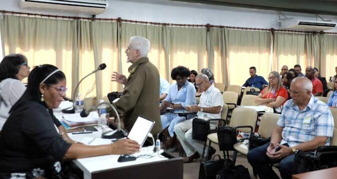 Debate en Comisión de la Asamblea Nacional del Poder Popular sobre estrategias efectivas para solucionar el programa de la vivienda