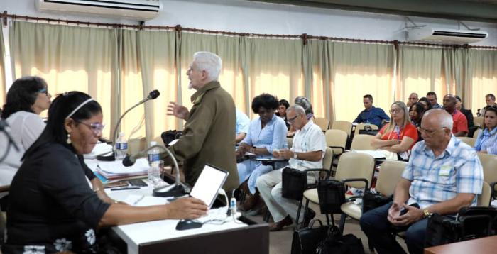 Debate en Comisión de la Asamblea Nacional del Poder Popular sobre estrategias efectivas para solucionar el programa de la vivienda