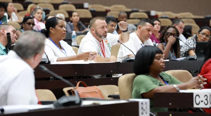Debate en Comisión de la Asamblea Nacional del Poder Popular sobre turismo