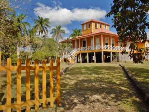 Todo el tiempo de los cedros, Birán Casa Natal de Fidel Castro Ruz