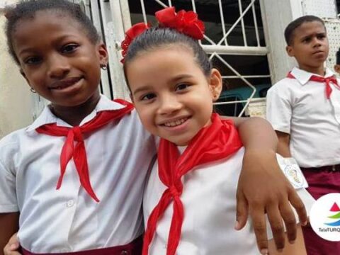 Más de 1200 instituciones educativas iniciaron el curso escolar 2025-2026 en Santiago de Cuba.
